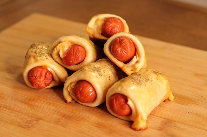 Enroladinho de Salsicha com massa de Pastel