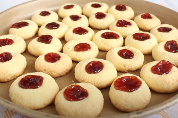 Biscoitinhos Amanteigados com Recheio de Goiabada
