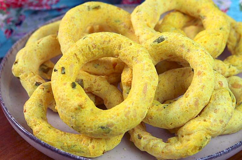 Biscoito Polvilho Temperado (Melhor que Cebolitos)