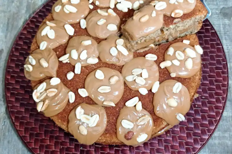 Bolo de Amendoim com Doce de Leite
