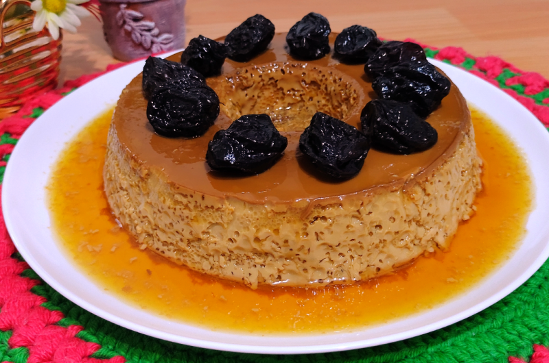 Pudim de Doce de Leite Coberto Com Ameixas Secas