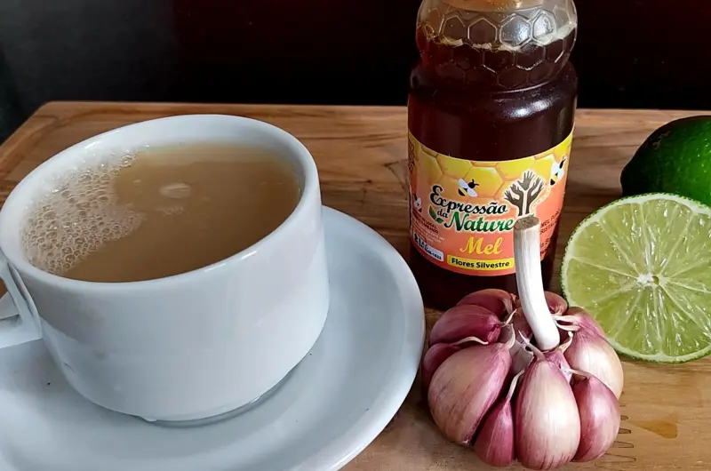 Chá de Limão com Alho e Mel