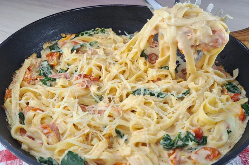 Macarrão com Tomate e Espinafre