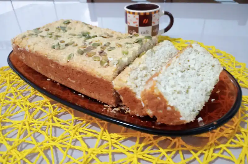 Pão de Aveia e Coco com Iogurte Natural