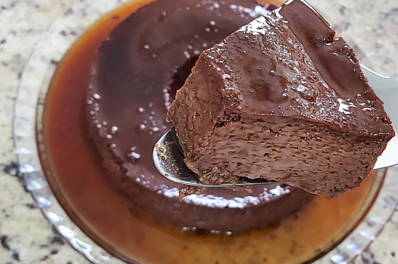 Pudim de Chocolate Cremoso com Calda Caramelo