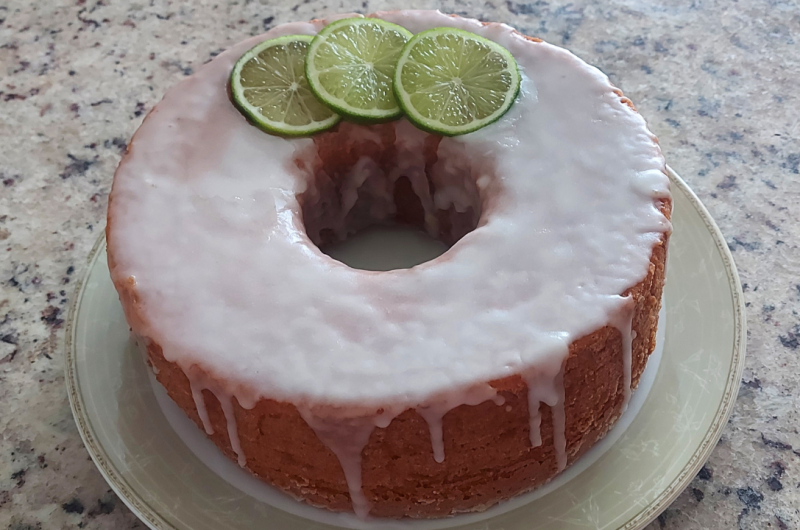 Bolo de Iogurte com Calda de Limão
