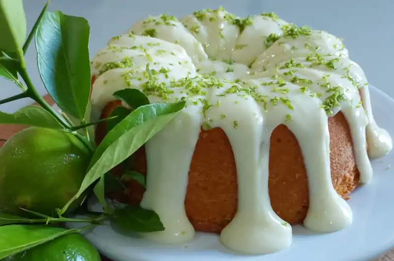 Bolo de limão fofinho com cobertura que não vai no fogo