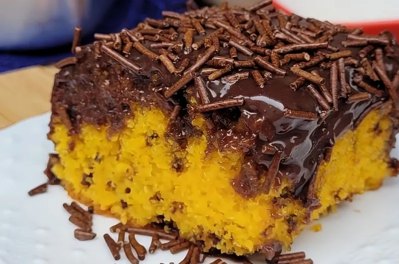 Bolo de Cenoura com Cobertura de Chocolate e Granulado