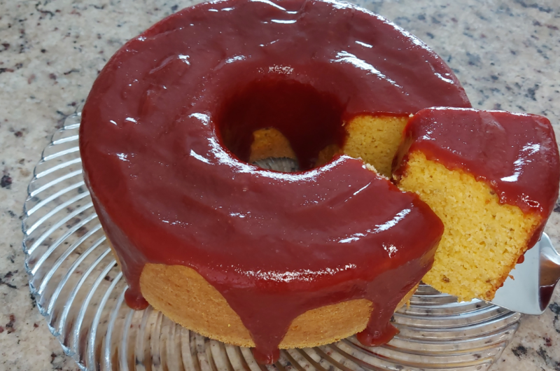 Bolo de fubá com erva doce e calda de goiabada