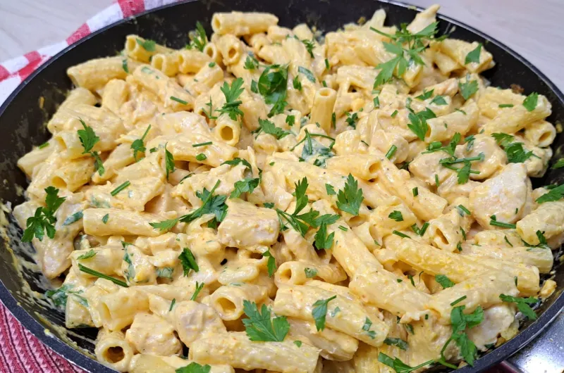 Macarrão com molho fricassê de frango
