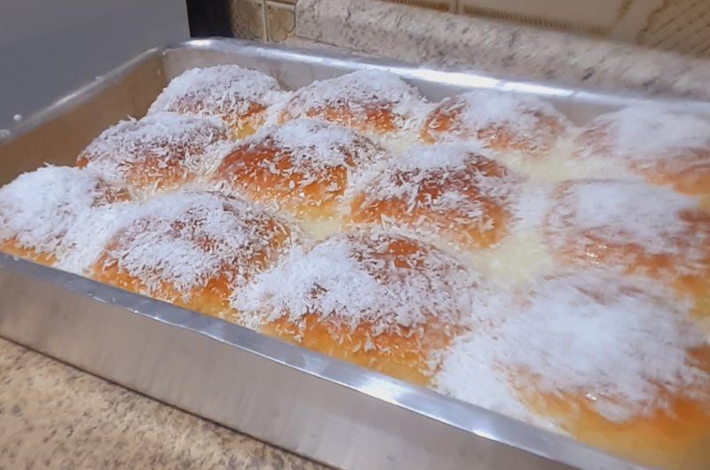 Pão caseiro de leite condensado e coco