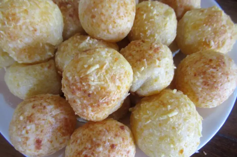 Pão de queijo com tapioca e polvilho doce