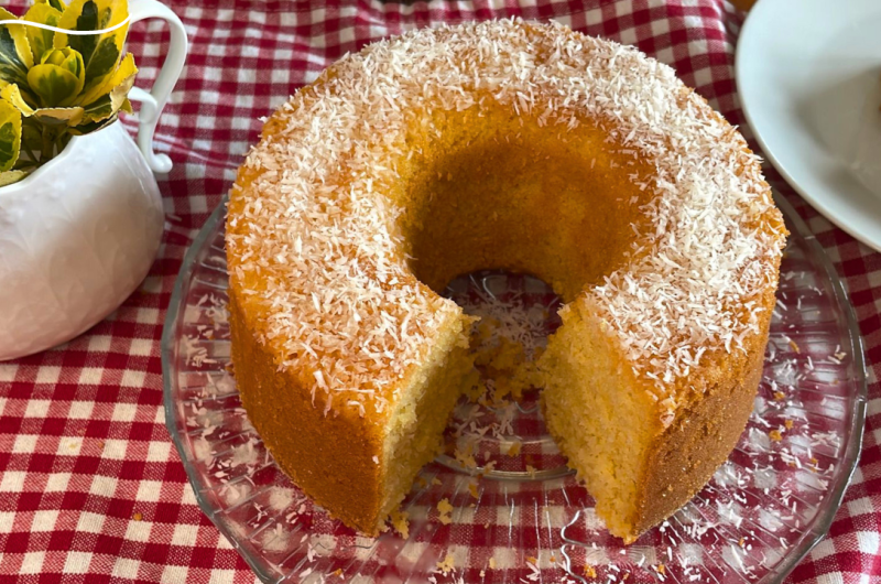 Bolo de fubá e coco