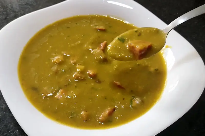 Sopa de ervilha cremosa com bacon e calabresa