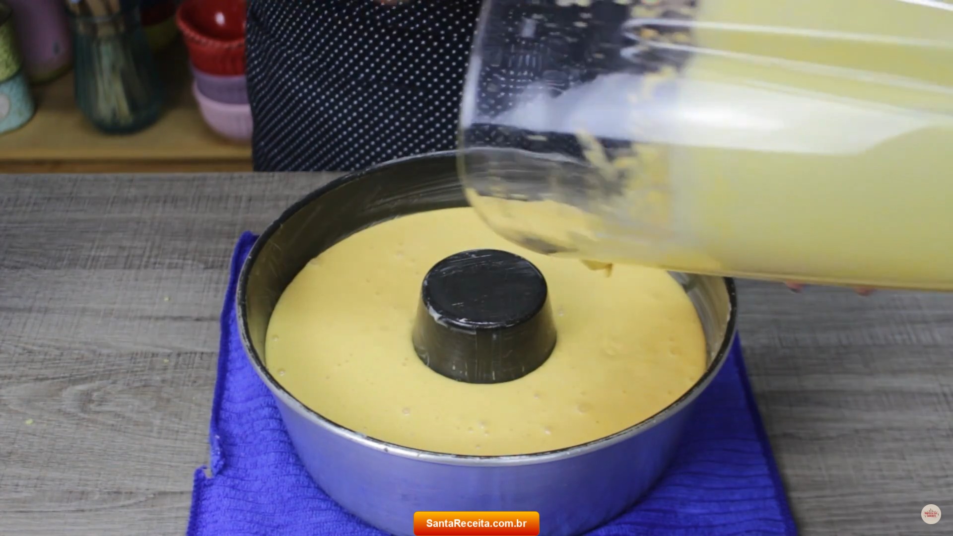 colocandomassadebolodecenouranaforma