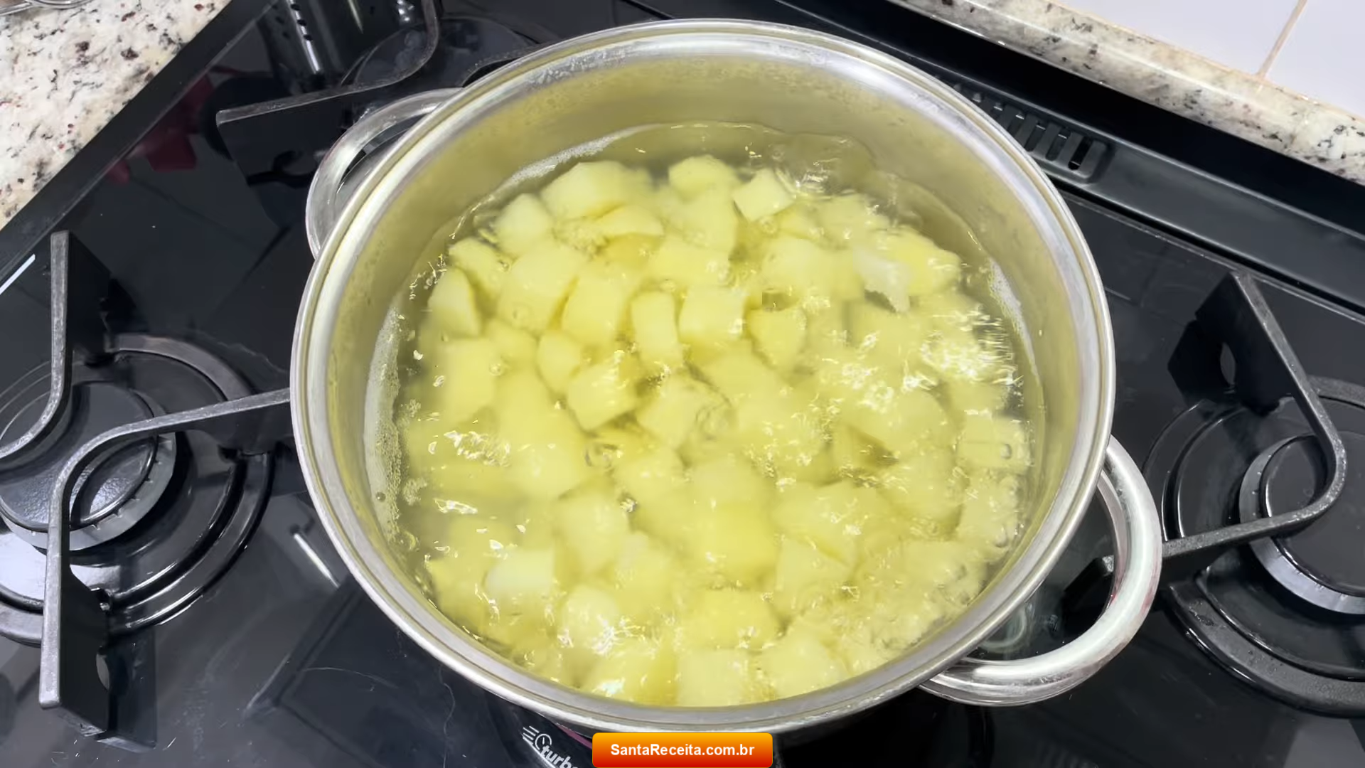 cozinhandobatatasparasaladafoto