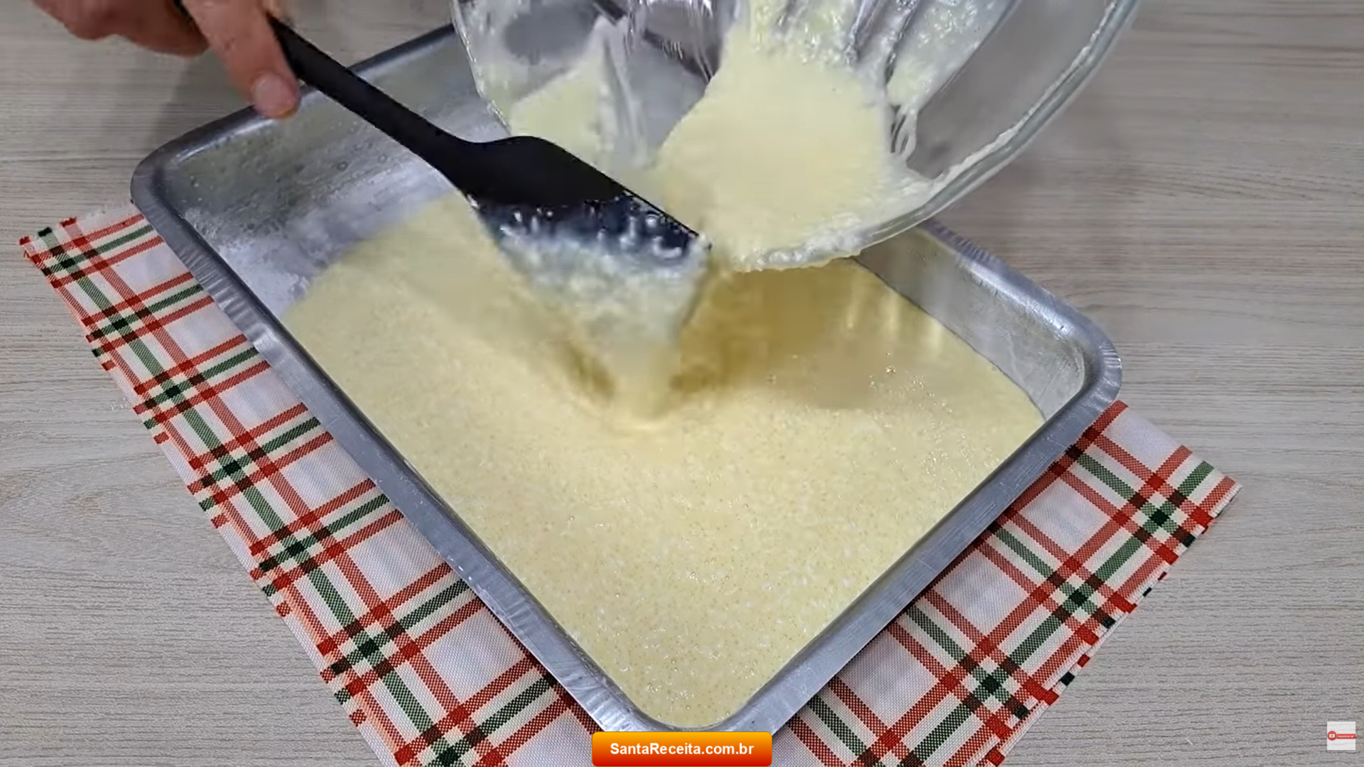 colocandomassadebolococadanaforma