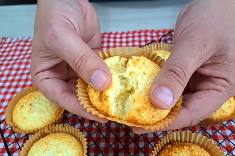 Bolinho de Coco com Queijo (Queijadinha)