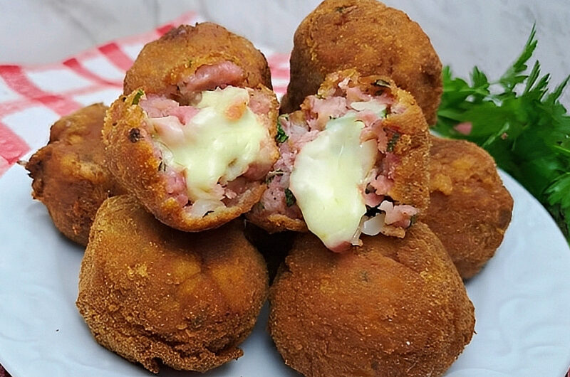 Bolinho de Linguiça Toscana com Queijo