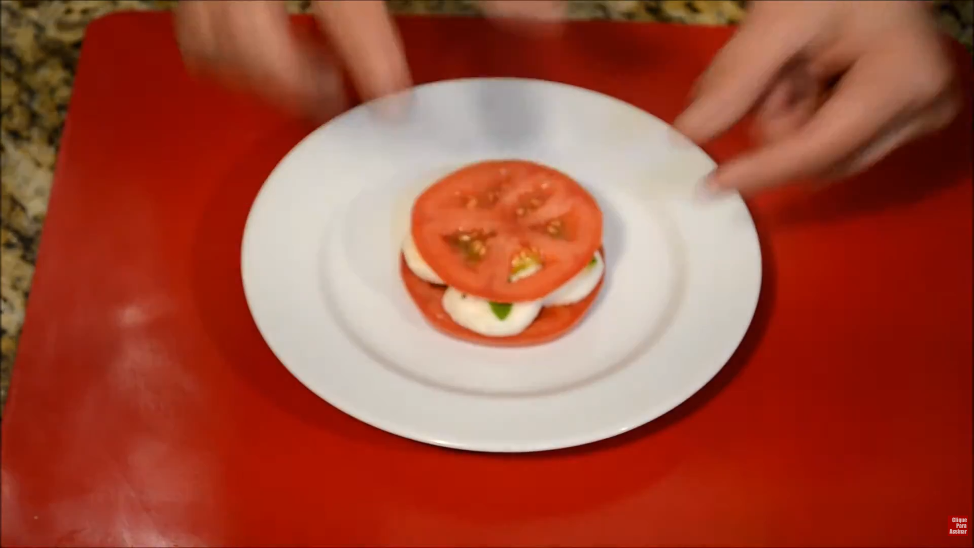 montando-salada-caprese