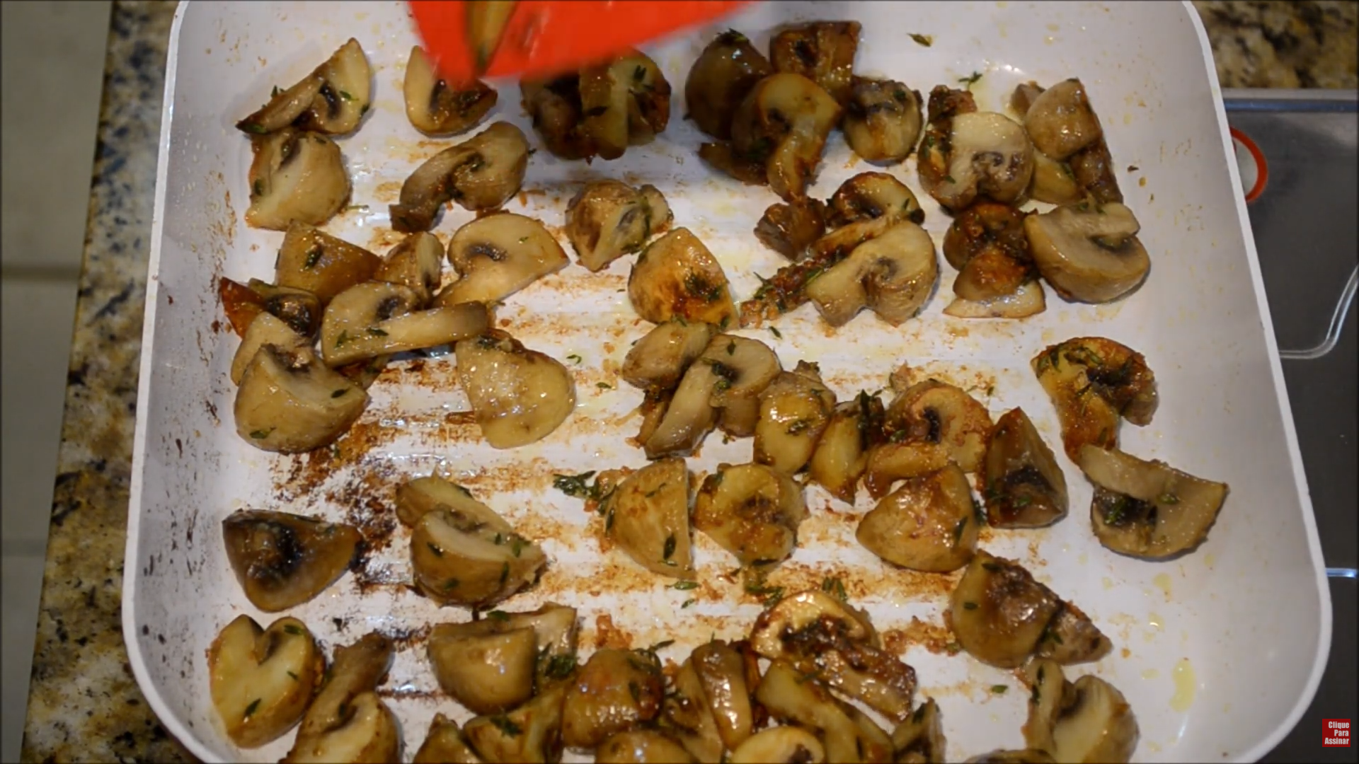 refogando-cogumelos-na-frigideira